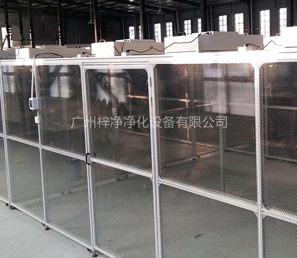 潔凈棚采用工業(yè)鋁材（或不銹鋼方通、鐵方通噴塑）作為框架，風(fēng)機(jī)濾網(wǎng)機(jī)組（FFU）送風(fēng)，四周懸掛防靜電垂簾（或鋼化玻璃），其內(nèi)部?jī)艋?jí)別可達(dá)到100-10000級(jí)。