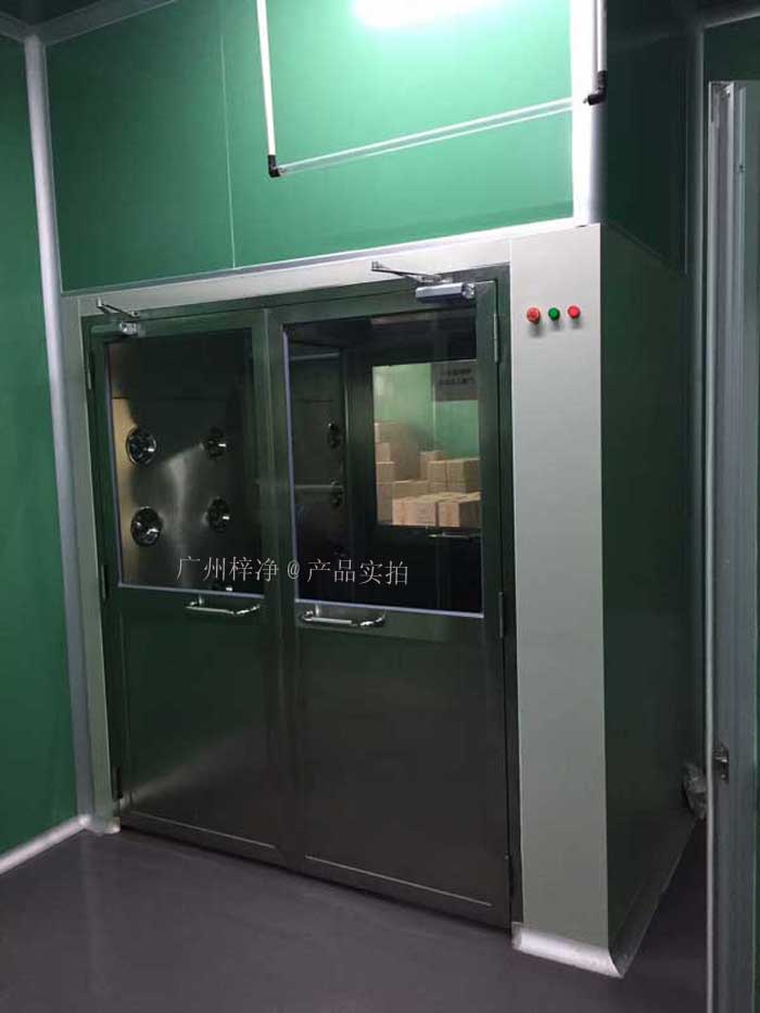 風淋室（又名空氣浴塵室、風淋房、風淋門、空氣吹淋室、AIR SHOWER，風淋設備，風淋機之類）