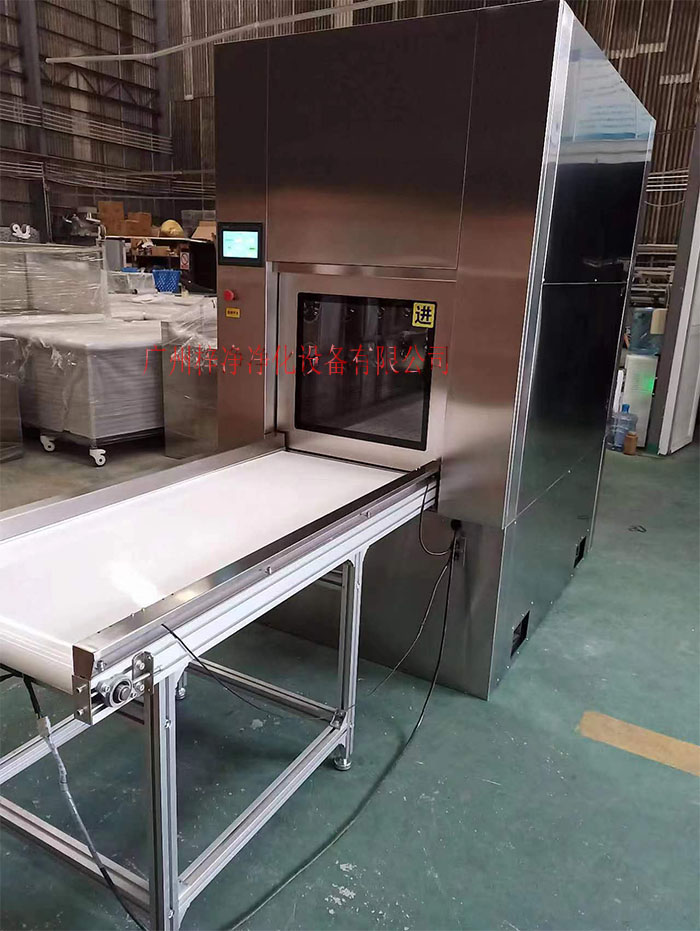 輸送帶傳遞窗還可吹淋被傳遞物品的表面，防止物品可能攜帶塵埃進(jìn)入潔凈室。