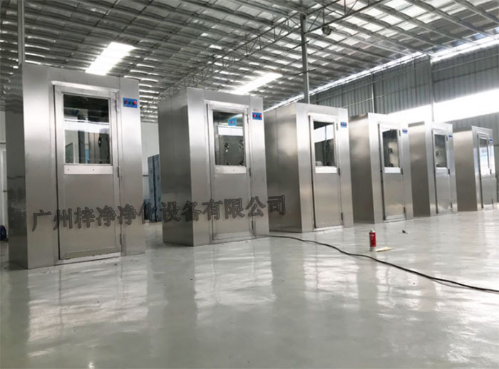 全不銹風(fēng)淋室采用全不銹鋼材質(zhì)制造，具有良好的耐腐蝕性、耐高溫性和耐磨損性。