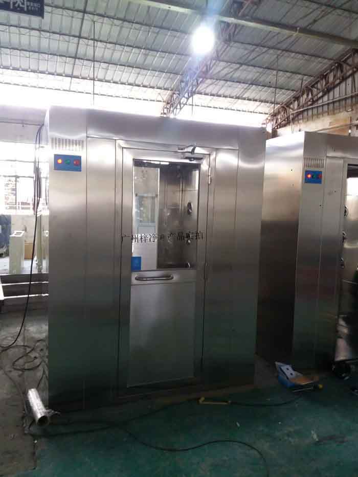 風(fēng)淋室應(yīng)配備高效過濾器，確保過濾效率達到行業(yè)要求。