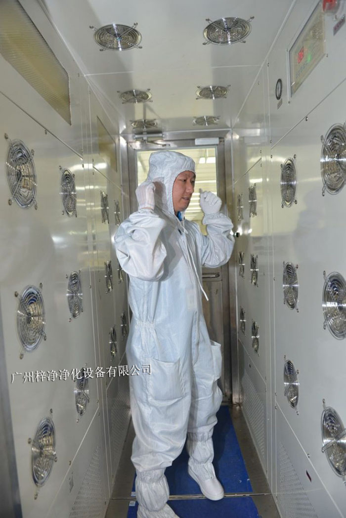 風(fēng)淋室是一種用于去除人員、物料表面塵埃的凈化設(shè)備
