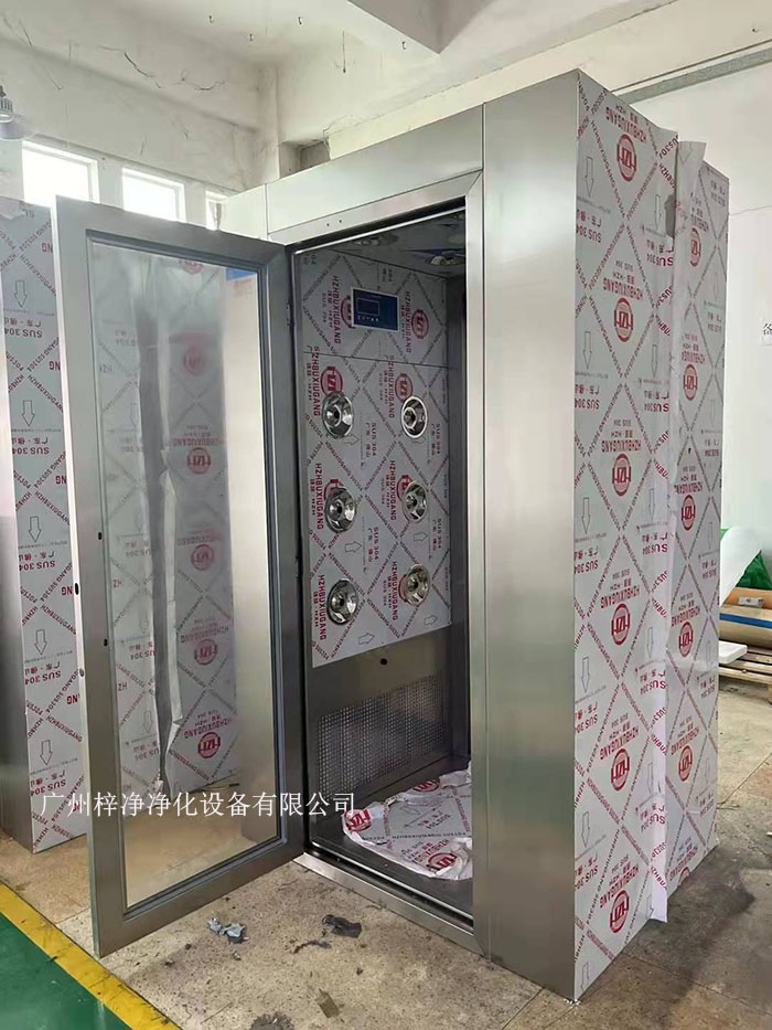 風(fēng)淋室的主要功能是通過(guò)高速氣流將塵埃和污物吹離工作人員的衣物和身體，從而確保進(jìn)入潔凈室的環(huán)境符合規(guī)定的潔凈度標(biāo)準(zhǔn)。