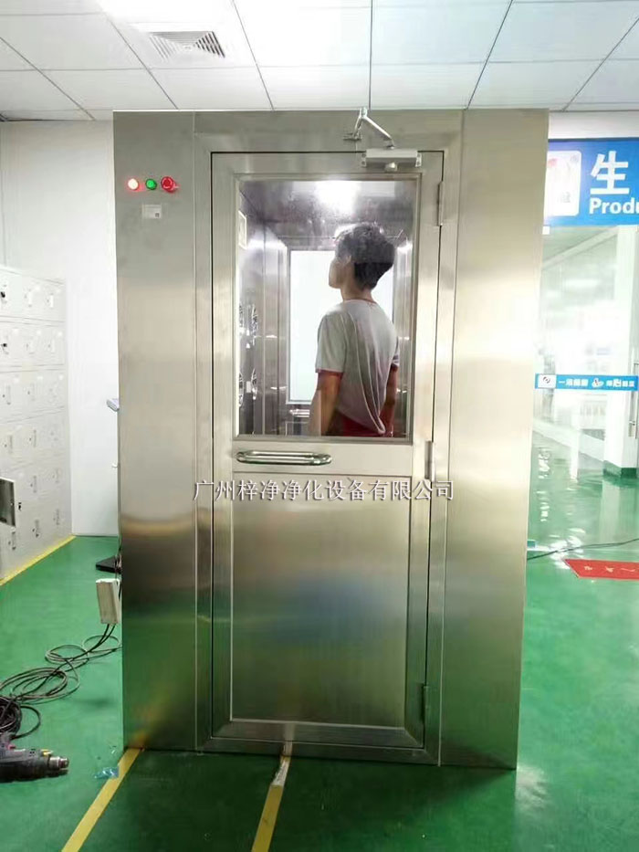 風(fēng)淋室正確使用對于確保潔凈室的環(huán)境質(zhì)量和產(chǎn)品安全至關(guān)重要。