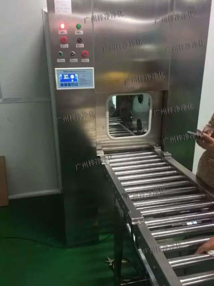 輸送線風(fēng)淋傳遞窗與輸送線貨淋室是潔凈室中用于物品傳遞和空氣凈化的關(guān)鍵設(shè)備。