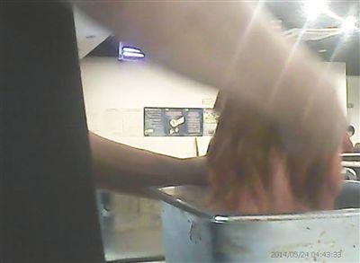 在開餐前，烤肉店一名員工正徒手?jǐn)嚢枞馄?
