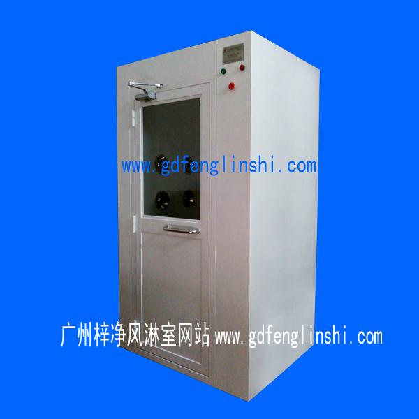 鋼板烤漆風(fēng)淋室是指風(fēng)淋室箱體及門(mén)采用A3冷軋鋼板多層酸洗不易生銹。